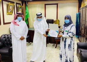 محافظ بيش يكرم الممرضة أسرار أبو راسين منقذة طفلتي شاطئ بيش