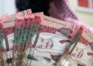 امرأة تسأل المصلح عن حكم إيداعها وديعة في بنك إسلامي تأخذ عليها مبلغا غير محدد – والأخير يرد – فيديو