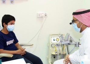 الاستشاري الزائر بجمعية الإحسان الطبية يعالج 592 مريض بمحافظة الدائر