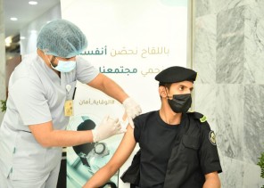 الخدمات الطبية تقدم لقاح فيروس “كورونا” لمنسوبي مركز العمليات الأمنية الموحدة (911) بمنطقة الرياض