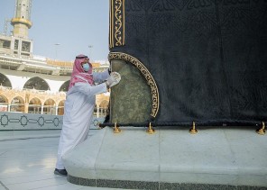 منها تلميع حِجرِ إسماعيل عليهِ السلام وتطيب الحجر الأسود .. شؤون الحرمين: استخدام أحدث التقنيات في تعقيم وتنظيف الكعبة
