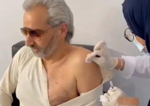 شاهد: لحظة حصول الأمير الوليد بن طلال على لقاح كورونا على يد ممرضة سعودية “يدك كويسة إنتي .. “أول مرة واحدة سعودية تعطيني إبرة”