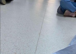 صورة لطالبات جامعة جازان يؤدين الاختبارات جلوساً على الأرض وفي الممرات.. و”الجامعة” تعتذر وتحقق