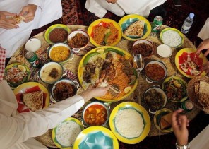 دشنت هاشتاق “النقص ولا الزود” .. البيئة تنشر فيديو لـ”سيدة تلقي فضلات الطعام” وتحذير من مخاطر الهدر الغذائي