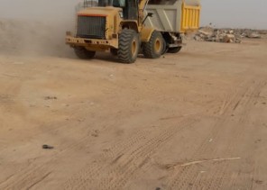 أمانة حفر الباطن تقوم بإزالة مخلفات البناء الواقعة خلف منتزه الملك عبدالله “ممشى الشمال”