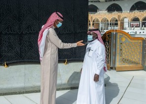منسوبي مجمع الملك عبدالعزيز لكسوة الكعبة المشرفة يشاركون في الأعمال الموسمية لصيانة ثوب الكعبة المشرفة