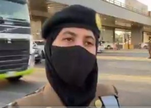 بالفيديو: مجندات أمن الطرق يكثفن جهودهن لتسهيل دخول المعتمرين حاملي التصاريح