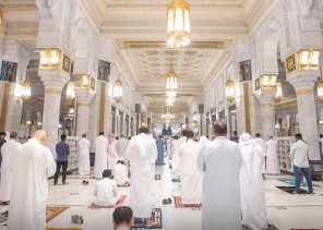 في رابع ليالي رمضان .. بالفيديو: صلاة التراويح في الحرمين الشريفين