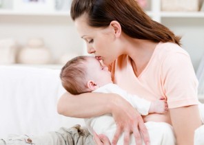 بالفيديو .. نصيحة هامة من استشارية أمراض معدية بشأن تقبيل الأطفال أو مصافحتهم