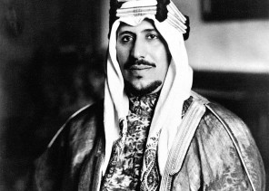 صورة نادرة للملك سعود خلال مهرجان حارات مكة المكرمة احتفالا بعودته من حرب اليمن