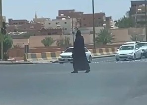 شاهد: مواطنة تنظم المرور بعد تعطل الإشارة في عرعر .. وتكشف  سبب ما قامت به