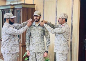 مدير إدارة مدينة الملك فيصل العسكرية يقلد ملازم أول المهندس فيصل بن محمد سعيد العسيري رتبته الجديدة