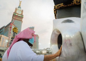 الرئيس العام لشؤون الحرمين يشارك في تطييب الكعبة المشرفة والحجر الأسود