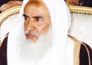 ابن الشيخ العثيمين يقترح على والده أن يلغي درس الفجر بسبب وعكة شديدة أصابته .. هكذا كان رد الأخير! – فيديو