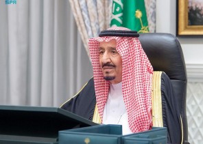 أمام خادم الحرمين الشريفين .. وزير الاقتصاد والتخطيط يؤدي القسم عبر الاتصال المرئي