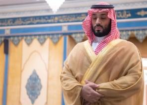 شاهد: ولي العهد يؤدي صلاة الميت في المسجد الحرام على والدة الأمير محمد بن عبدالرحمن بن عبدالعزيز