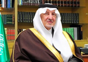 يحذر فيها من تأثير الإنترنت والموضة على الشباب .. بالفيديو: قصيدة جديدة للأمير خالد الفيصل