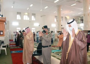 وسط إجراءات احتزازية.. محافظ صامطة يؤدي صلاة عيد الفطر المبارك بجامع العليا