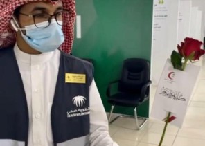 متطوعات هلال الجوف يعايدن منسوبي مركز اللقاحات بسكاكا