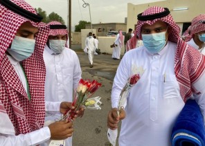 وسط إجراءات احترازية.. محافظ الحرث يؤدي صلاة عيد الفطر بجامع البيضاء