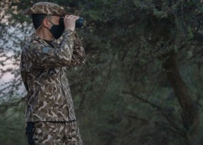 ضبط مواطنَين اصطادا صقرين في منطقة جازان