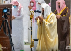 وسط منظومة متكاملة من الخدمات المصلين يؤدون صلاة التراويح والتهجد لليلة ختم القرآن الكريم بالمسجد الحرام