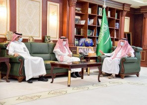 سمو أمير منطقة جازان يستقبل وكلاء ومنسوبي الإمارة المهنئين بعيد الفطر المبارك ..