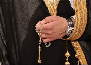 كان يوهم الفتيات ويطلب الزواج منهن .. القبض على شاب انتحل صفة شيخ من الأسرة الحاكمة بالكويت