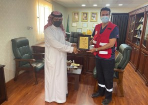 مدير هلال الجوف يكرم العنزي لمباشرته إسعاف المصابين