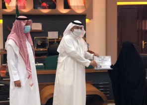 محافظ أحد المسارحة يطلع على أعمال جمعية بر المسارحة ويسلم المستفيدين قسائم استلام أجهزة  كهربائية