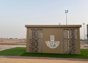 بلدية اللهابه تغطي المحولات الكهربائية بسواتر جمالية