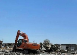 بلدية وسط الدمام تلزم مالك مبنى تجاري مخالف بإزالته
