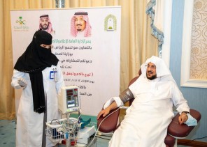 وزير الشؤون الإسلامية يدشن حملة “تبرع بالدم واجعل العالم ينبض بالحياة”