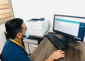 مركز لقاحات كورونا بمستشفى ضمد العام يواصل تقديم خدماته للمستفيدين