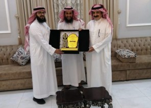 لجنة التنمية بالشعف تكرم آل مشاري والقحطاني