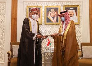 خادم الحرمين الشريفين يتلقى رسالة خطية من سلطان عُمان