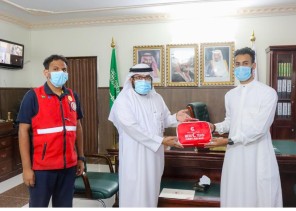 فرع هيئة الهلال الأحمر بجازان تكرم الاخصائي عزي بقال ” منقذ المصاب بوادي لجب