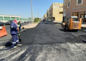 بلدية رأس تنورة تواصل أعمال إعادة تأهيل وسفلتة عدد من الشوارع