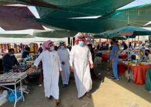 محافظ العيدابي يقوم بجولة تفقدية لسوق الأربعاء الشعبي بالمحافظة