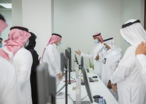 وزير التجارة يقف على أعمال فرع الوزارة والمركز السعودي للأعمال بالمنطقة الشرقية ويكرم الموظفين المتميزين