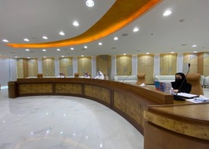 معالي رئيس جامعة الباحة الاجتماع الثاني للجنة وضع الخطط والتدابير لضمان العودة الحضورية الأمنة