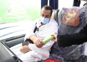 “الشؤون الإسلامية” تواصل تنفيذ مبادرة “ظل ووقاية2” بتوزيع أكثر من 30 ألف مظلة شمسية على ضيوف الرحمن