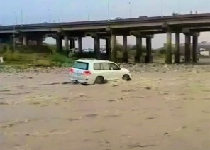 توجيه من أمير جازان بتطبيق مخالفة المجازفة بعبور الأودية والشعاب أثناء جريانها بحق قائد مركبة