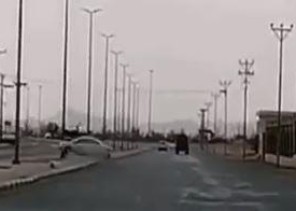 بالفيديو .. قائد مركبة بحائل يصطدم بعمود إنارة أثناء ممارسته التفحيط