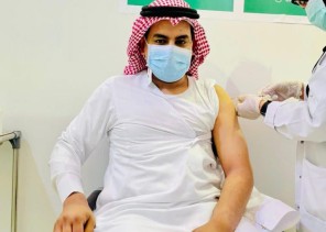 موظفو الهلال الأحمر بـ”الجوف”  يتلقون لقاح كورونا