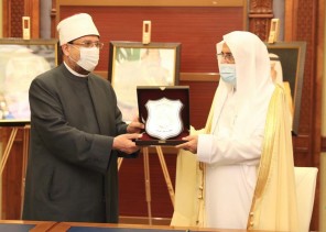 الأوقاف المصرية تقدم درعها لوزير الشؤون الإسلامية  نظير جهوده في تجديد فهم الخطاب الديني ونشر الوسطية والاعتدال