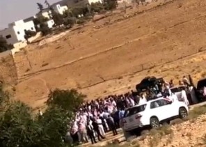 بعد وفاتهم في حـادث مروري .. أهالي مدينة سما السرحان بالأردن يدفنون جثامين الأشقاء السعوديين