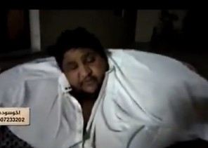 بالفيديو: مواطن وزنه يصل لـ 500 كيلو يناشد خادم الحرمين وولي العهد لعلاجه من السمنة المفرطة