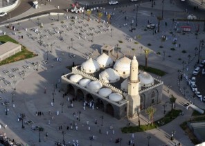 شهد صلاة أول جمعة في المدينة بعد نزول النبي فيه .. بالفيديو: قصة بناء وتطوير مسجد الجمعة التاريخي