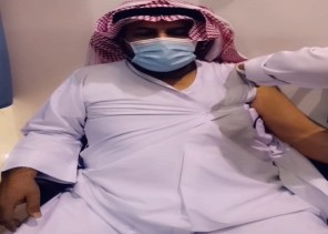بالفيديو: الشيخ عبدالله بن ناصر القنور يتلقى الجرعة الثانية من لقاح كورونا .. ويوجه الشكر لمقام خادم الحرمين وولي العهد
